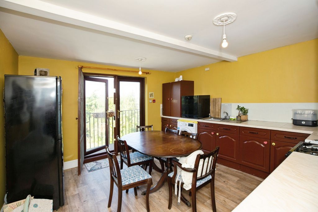 Property photo 2 of 10 Kitchen