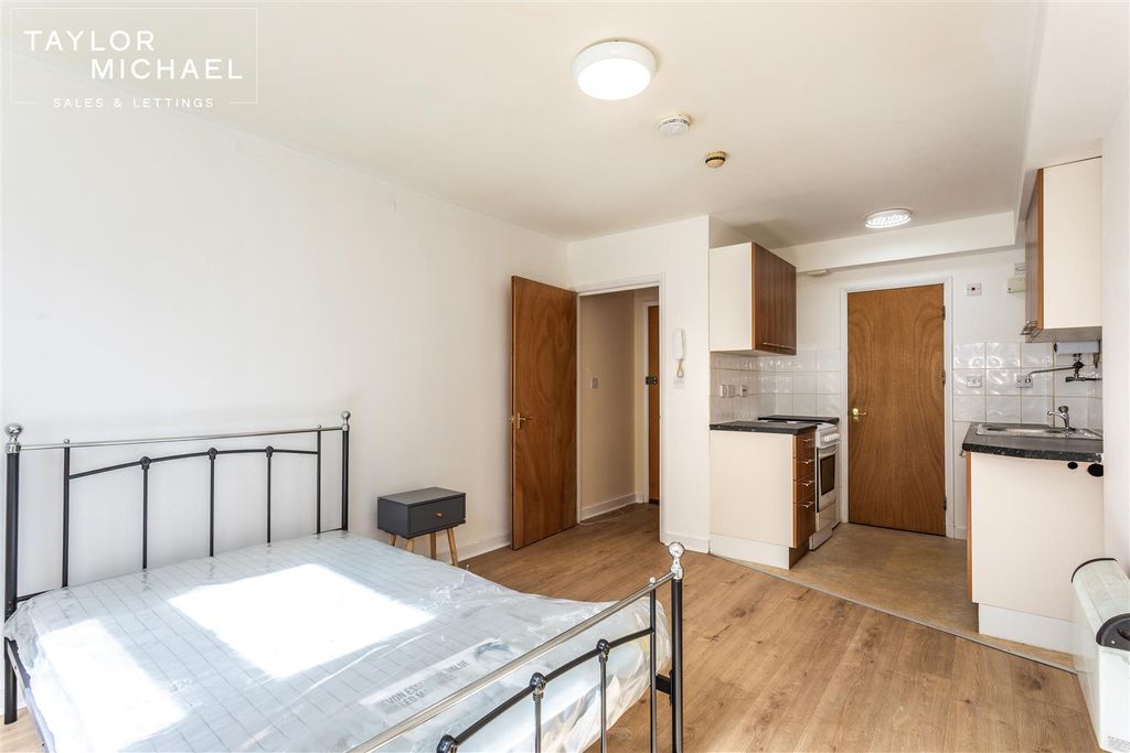 Property photo 2 of 12 Studio Room