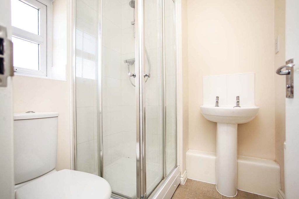Property photo 2 of 13 Ensuite