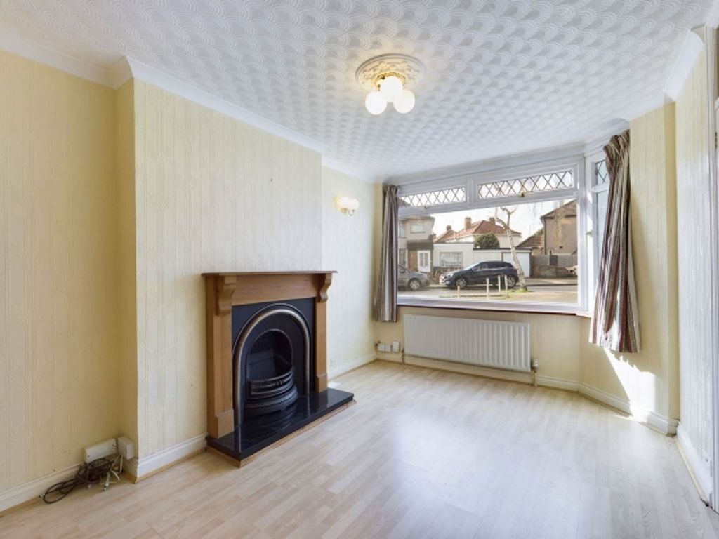 Property photo 3 of 15 Lounge