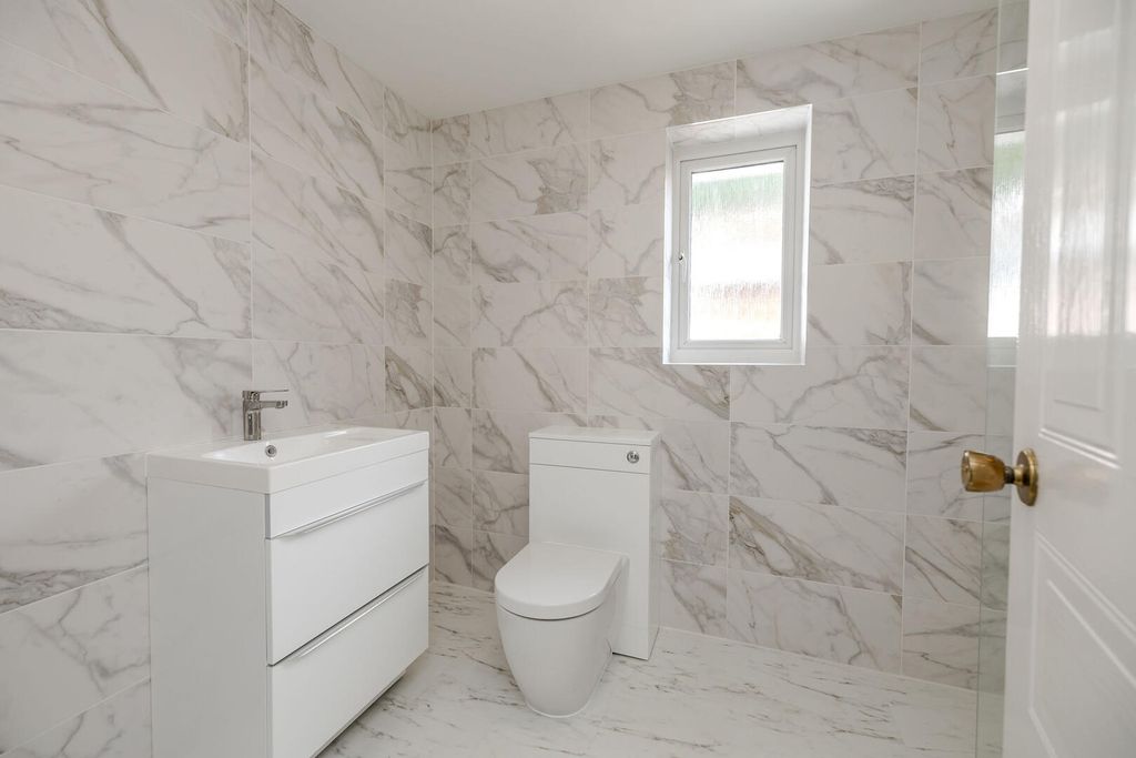 Property photo 3 of 35 Bathroom