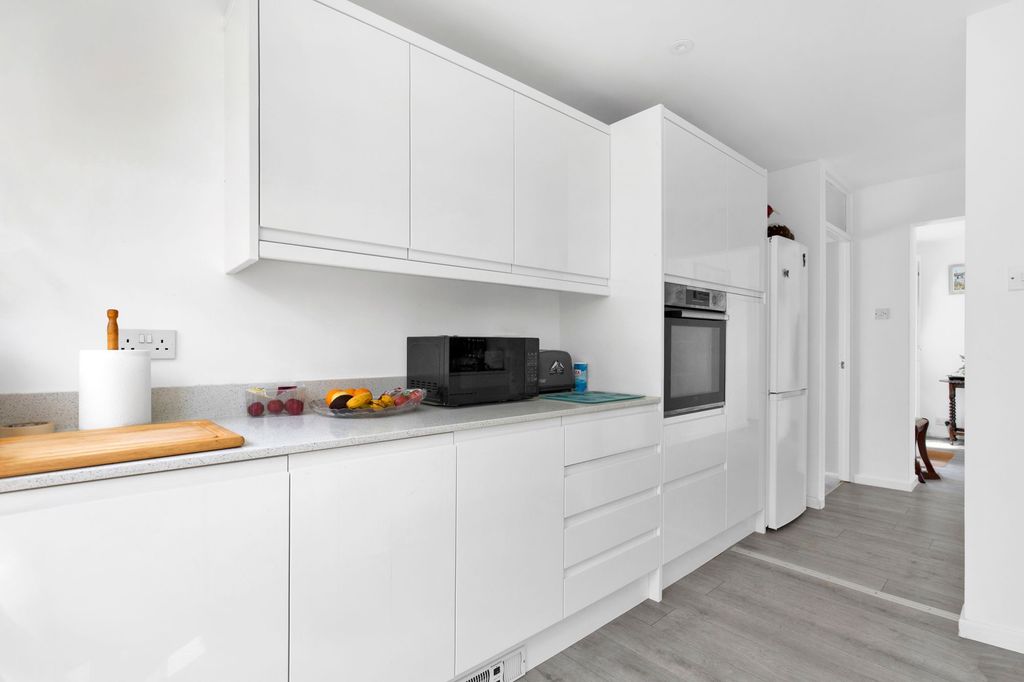 Property photo 3 of 31 Kitchen