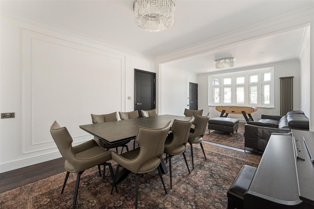 Property photo 2 of 48 Lea Bridge Road, E17