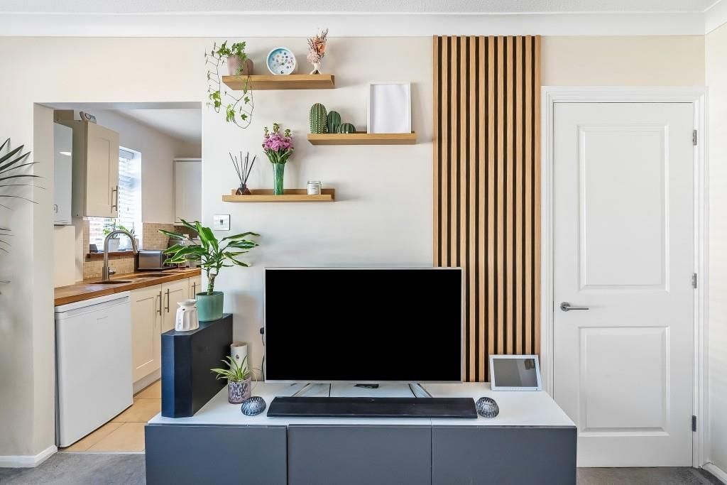 Property photo 2 of 11 46-Chester-Close-8.Jpg