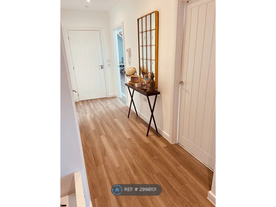 Property photo 1 of 7 Hallway