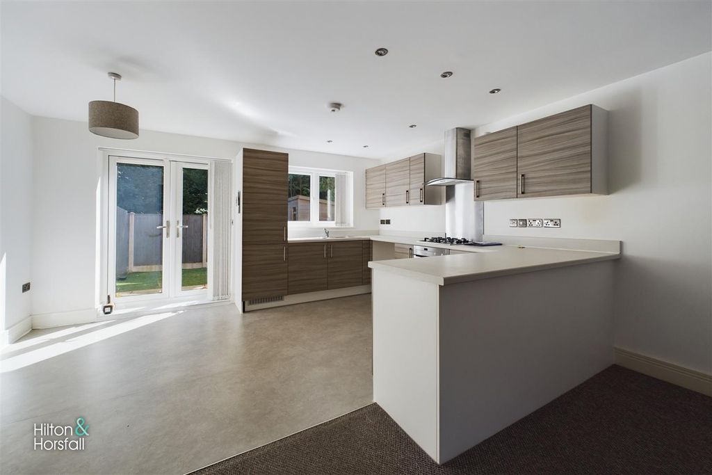 Property photo 3 of 12 Walton Place
