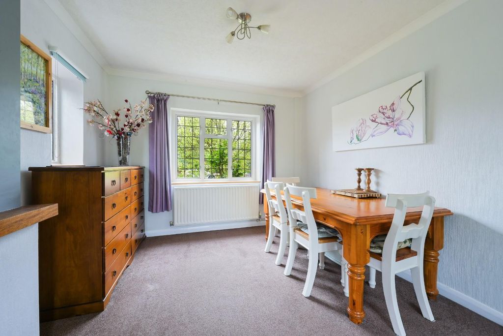 Property photo 3 of 16 Tattenham Way