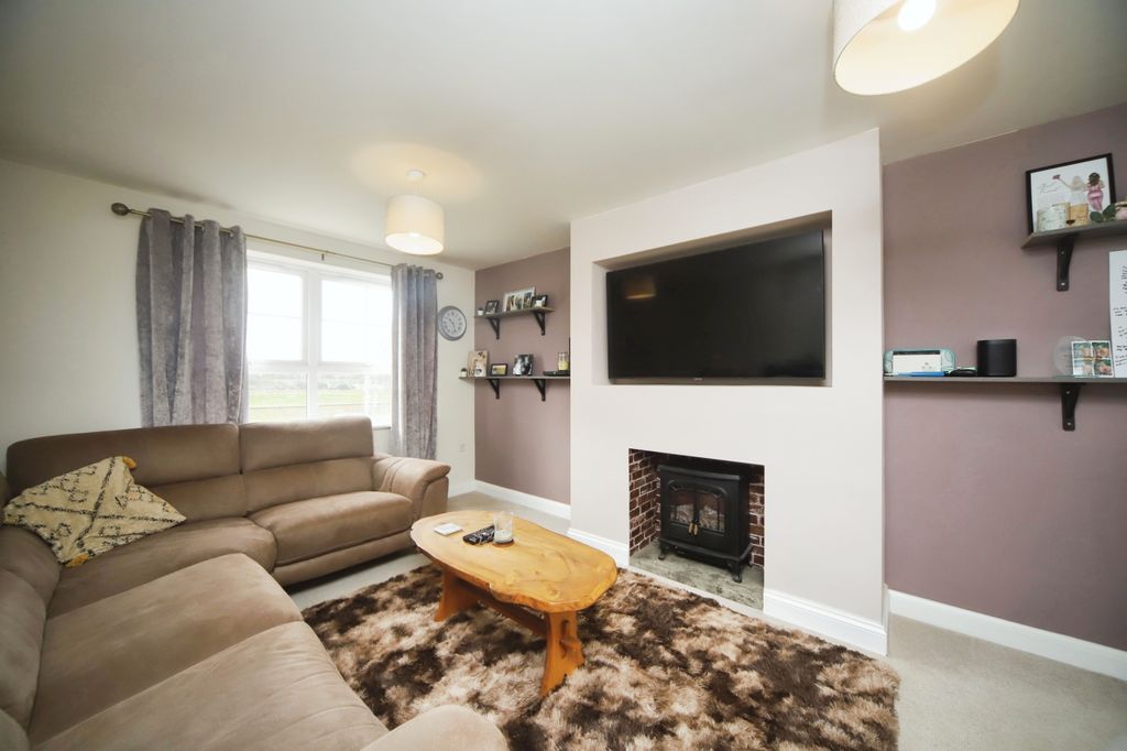 Property photo 3 of 17 Lounge