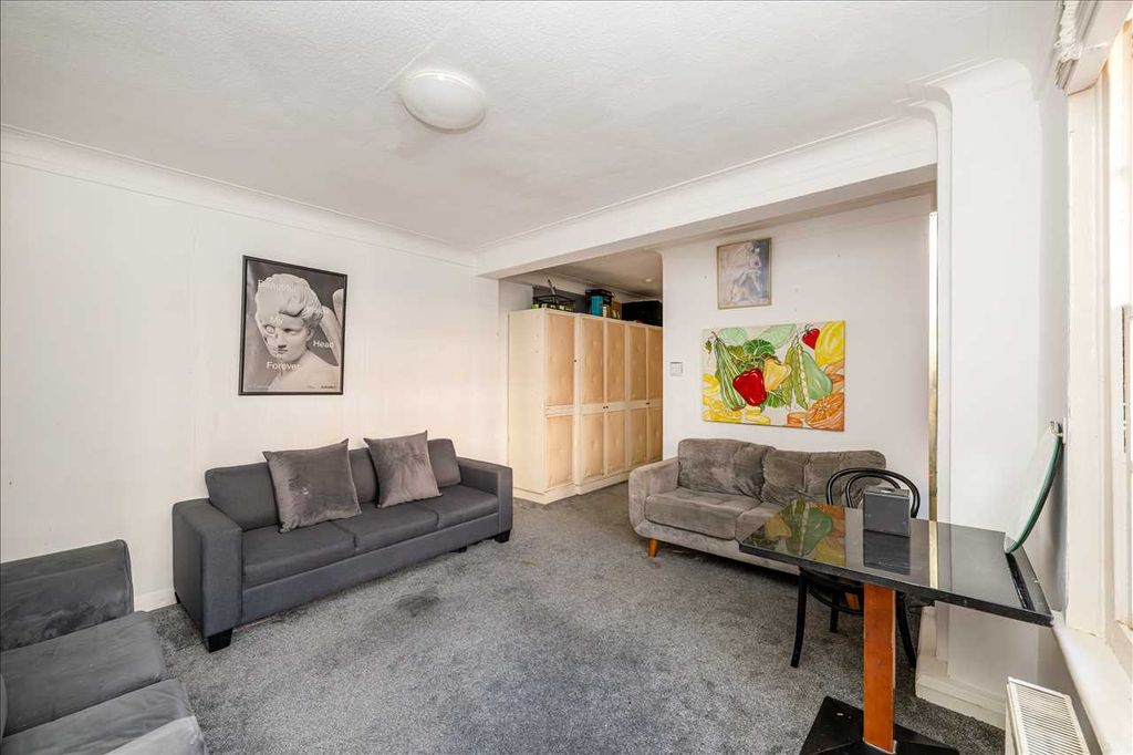 Property photo 3 of 9 Lounge