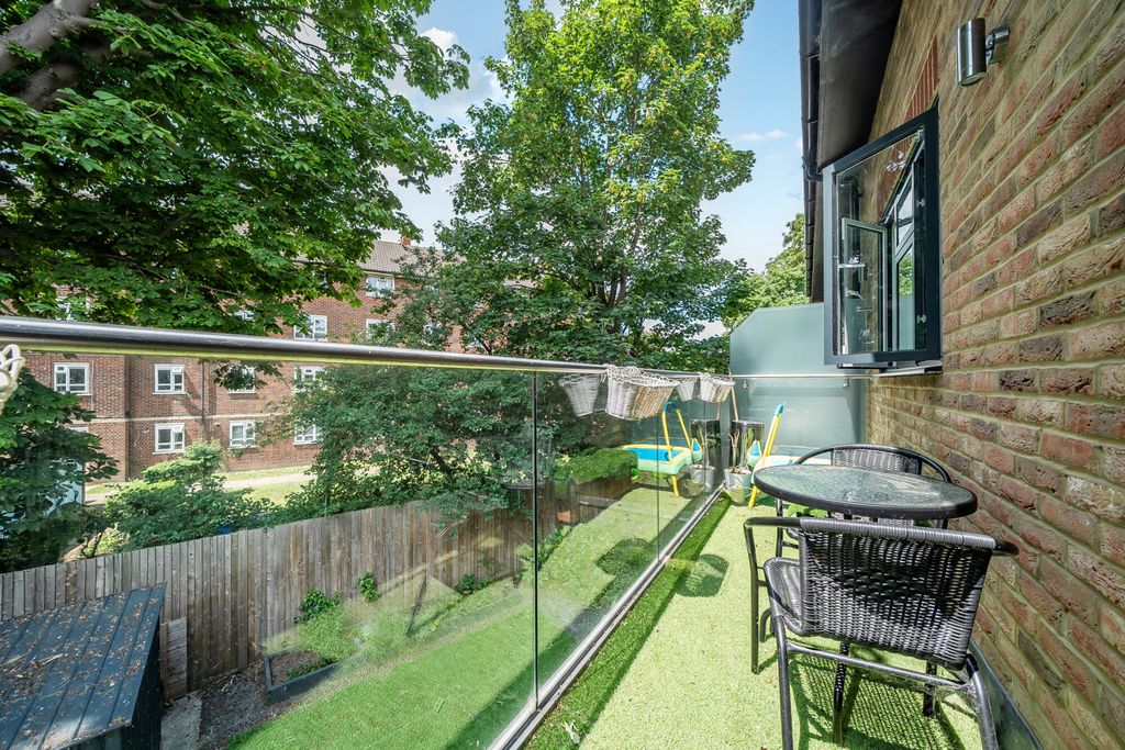 Property photo 3 of 18 Balcony