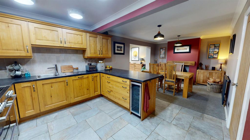 Property photo 2 of 15 Dining Kitchen