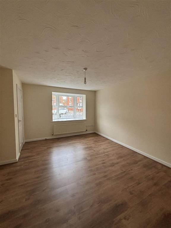 Property photo 3 of 19 Lounge 2