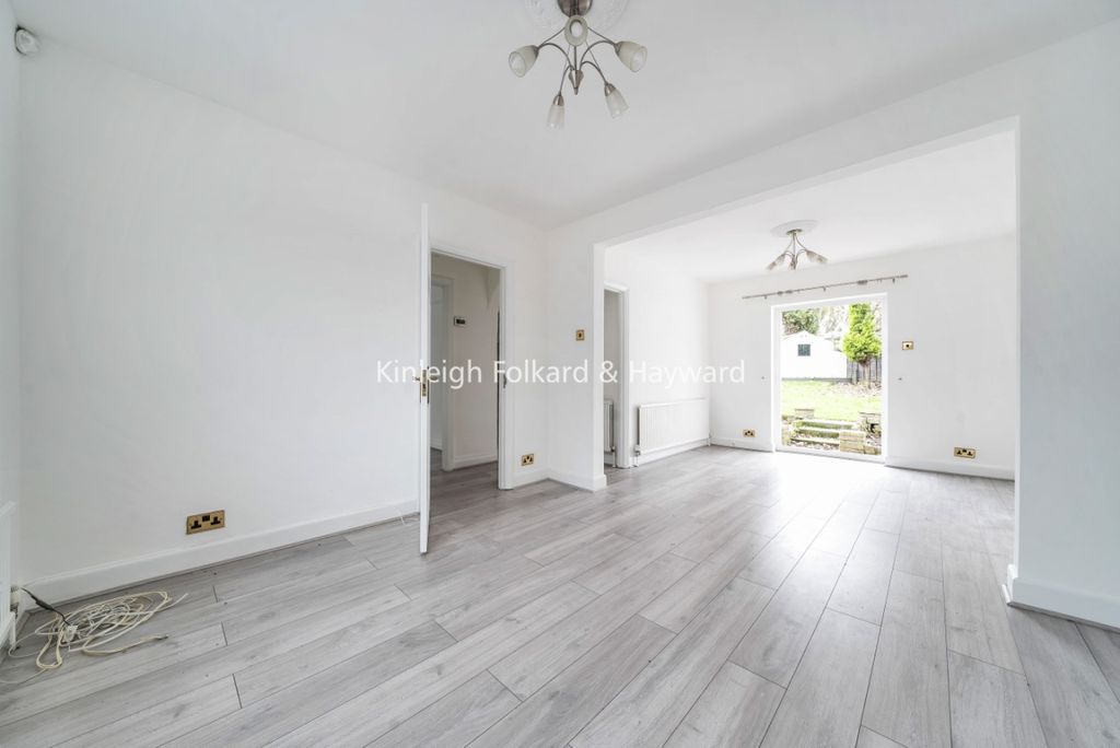 Property photo 1 of 13 Through Lounge