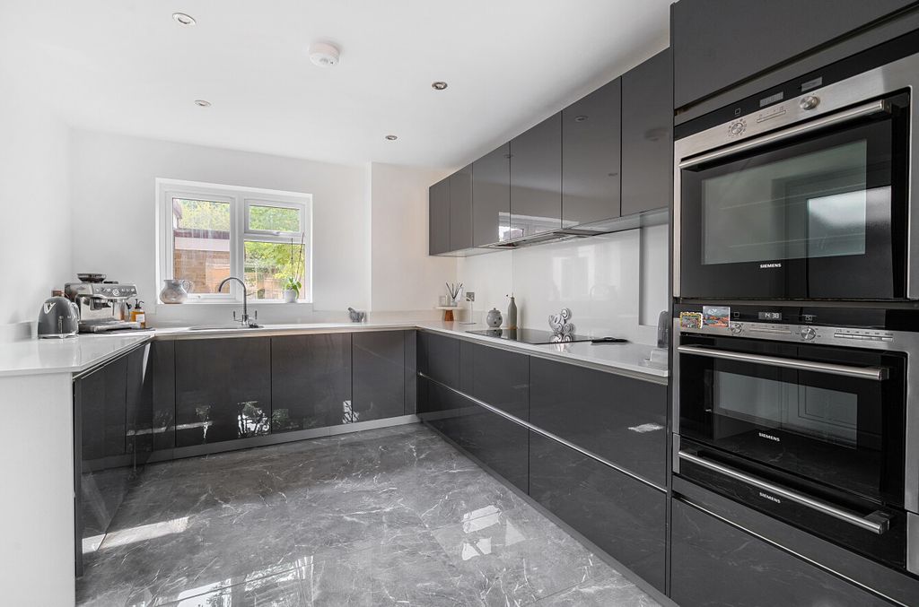 Property photo 3 of 11 5-6A8F010A6A0ee-1...