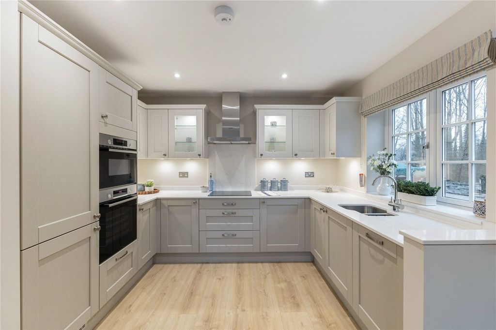 Property photo 3 of 7 Kitchen