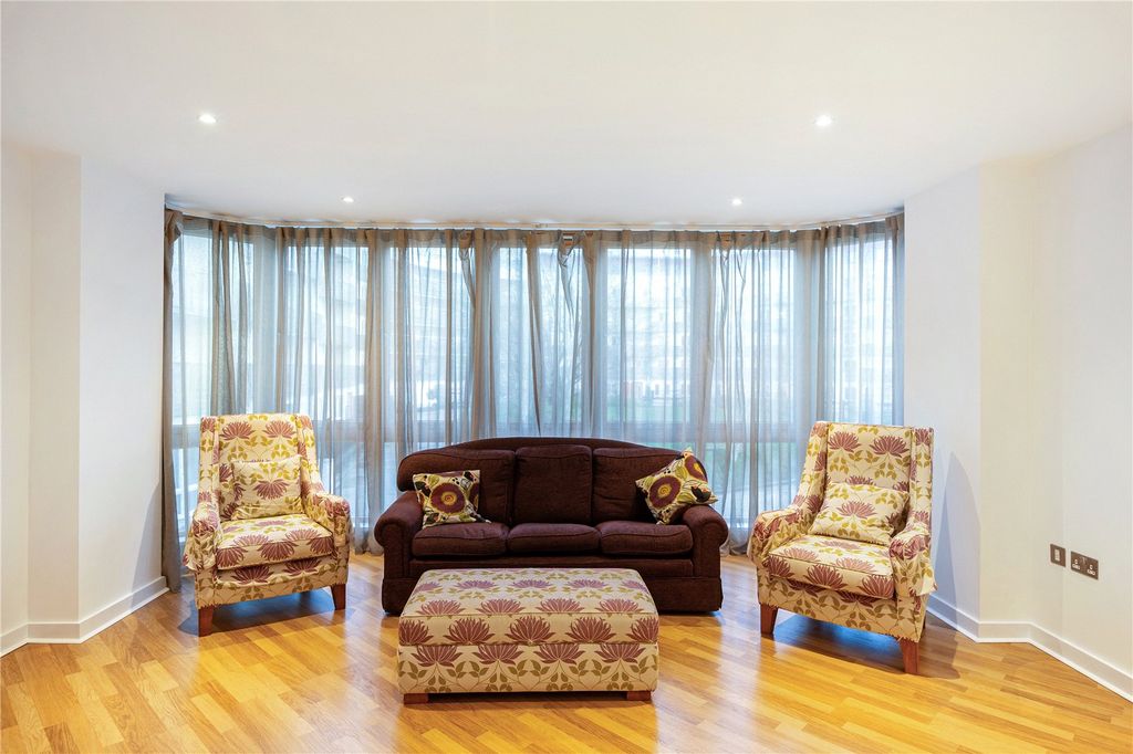 Property photo 3 of 9 Sitting Area