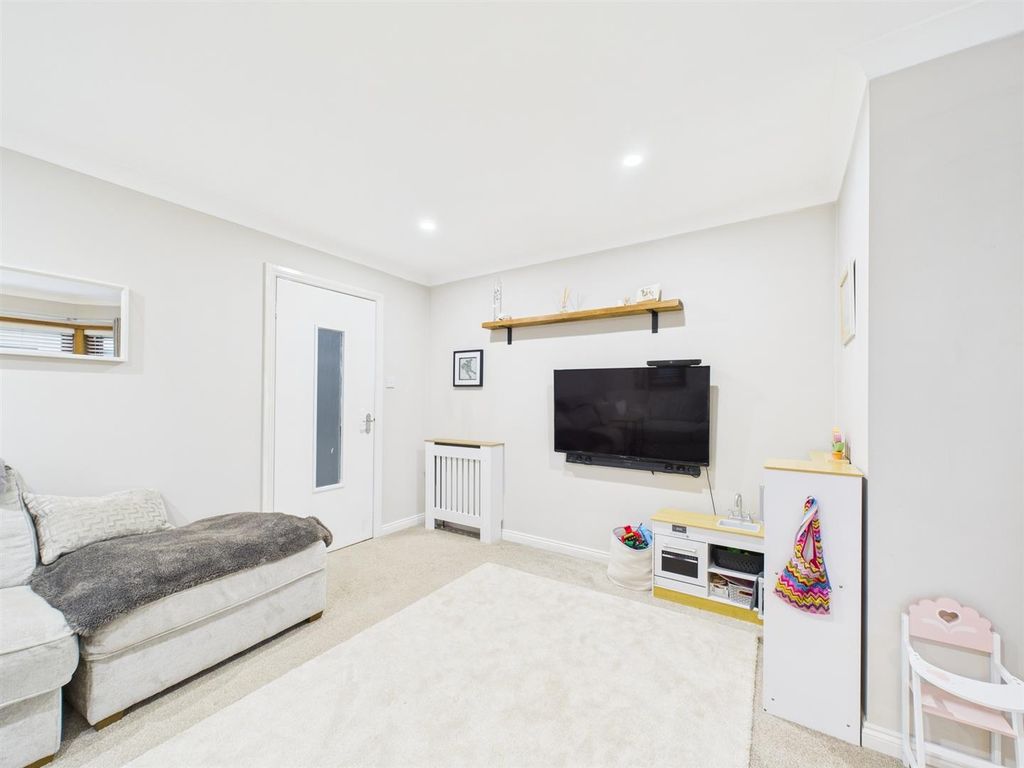 Property photo 2 of 14 Cam01486G0-Pr0966-Still010.Jpg