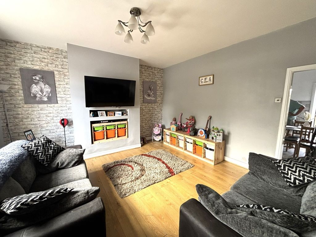 Property photo 3 of 11 Lounge