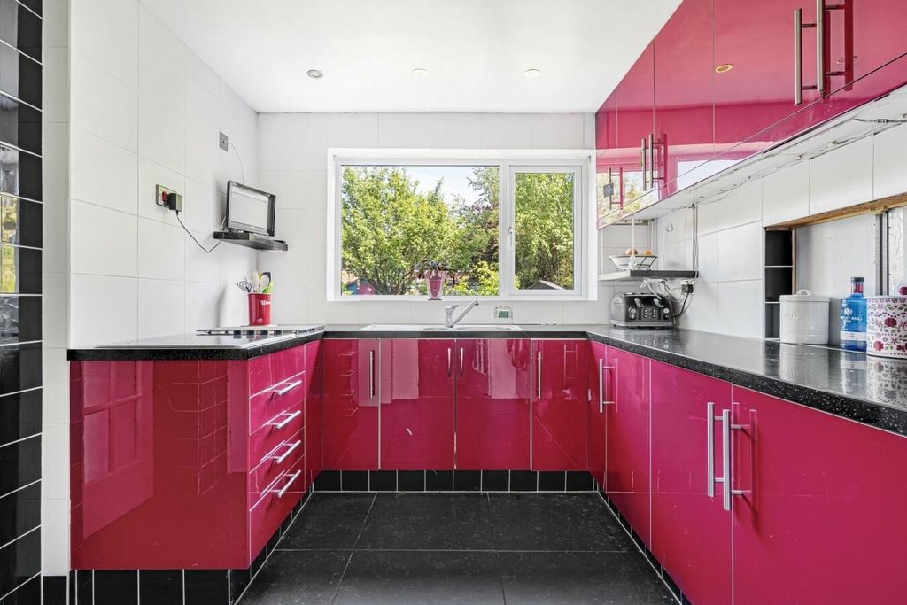 Property photo 3 of 23 3833836_Preview.Jpg