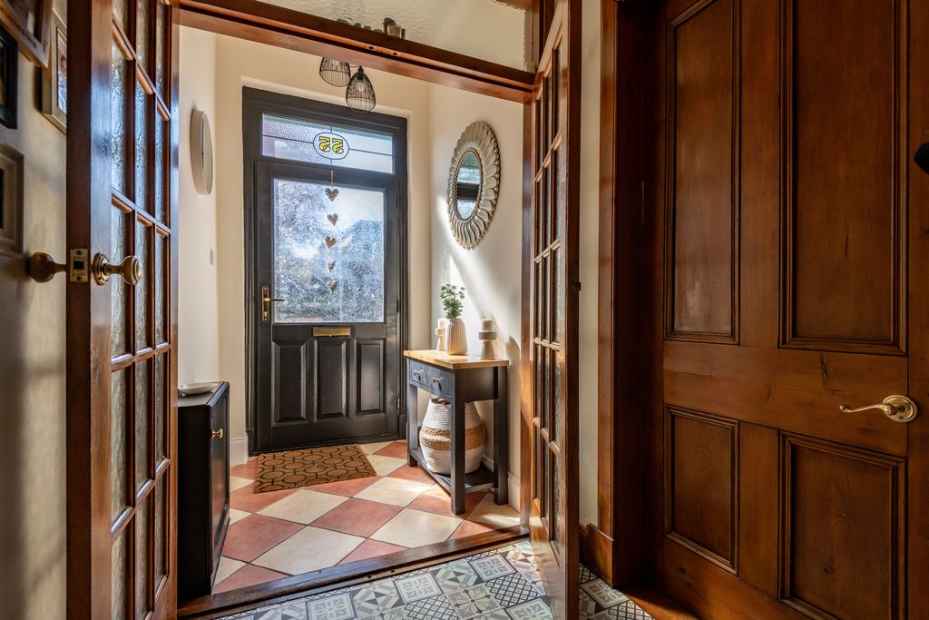 Property photo 2 of 27 Vestibule
