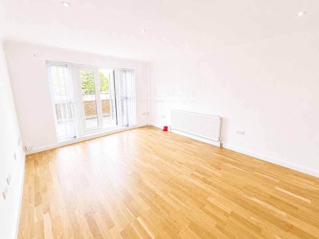 Property photo 1 of 12 Photo 9