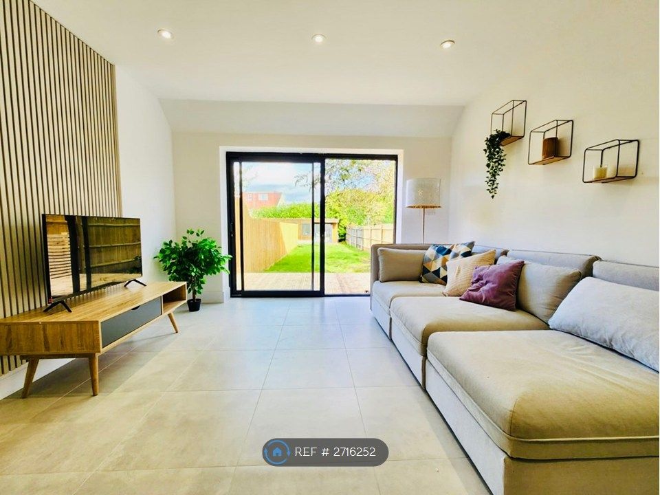 Property photo 2 of 13 Lounge