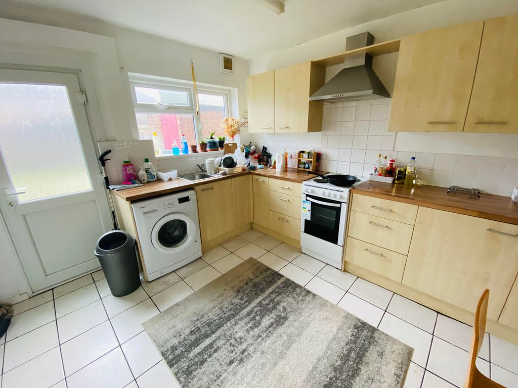 Property photo 2 of 10 Kitchen