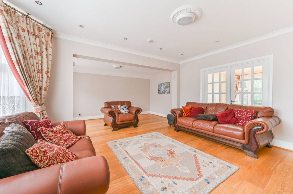 Property photo 1 of 33