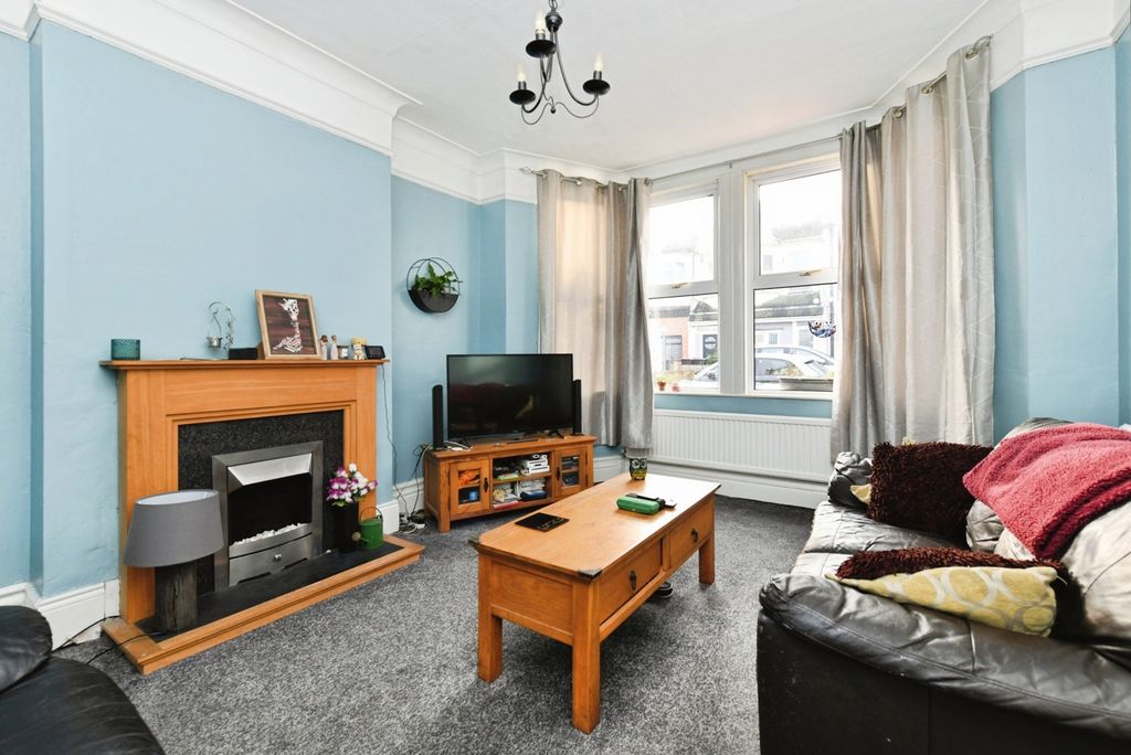 Property photo 2 of 13 Lounge