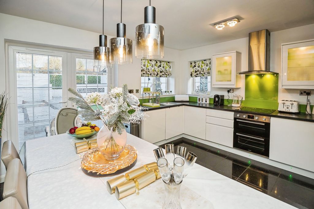 Property photo 2 of 25 Kitchen