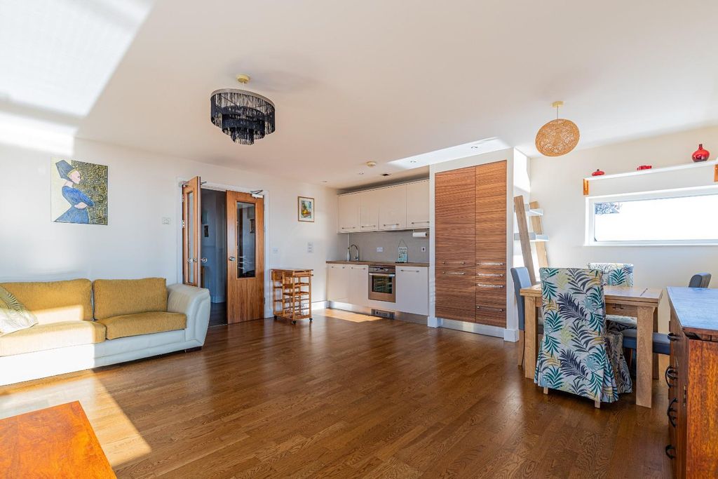 Property photo 3 of 21 Lounge Kitchen