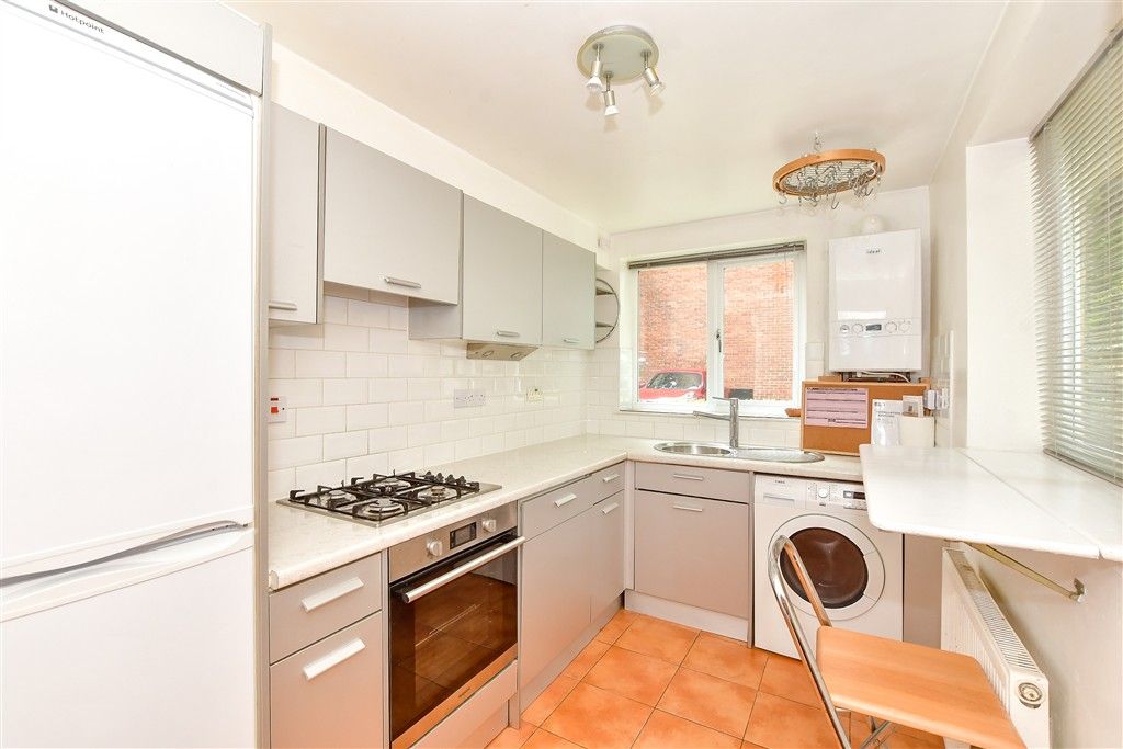 Property photo 3 of 10 Kitchen
