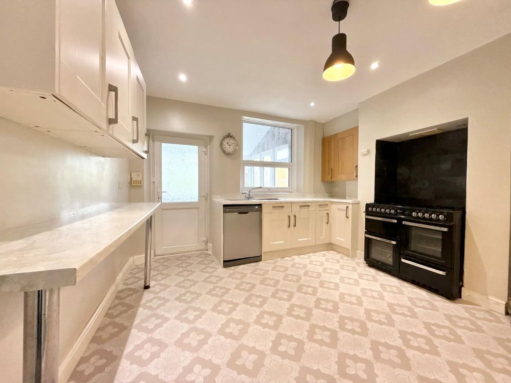 Property photo 2 of 17 Kitchen1.Jpg
