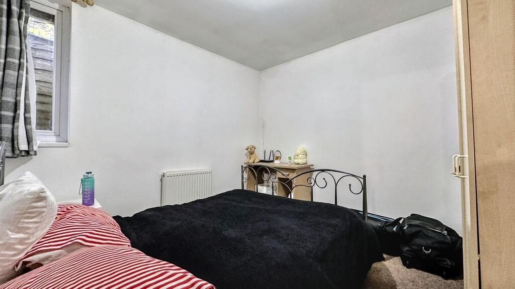 Property photo 3 of 4 Bright Double Bedroom With Dedicated Study Desk....