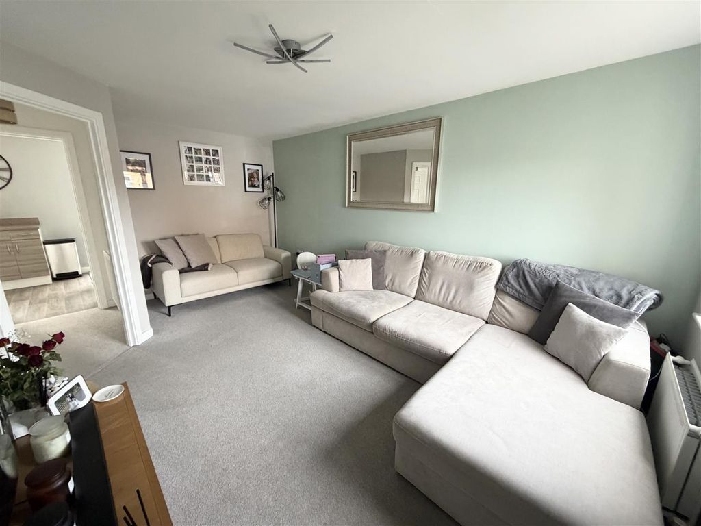 Property photo 2 of 13 Lounge