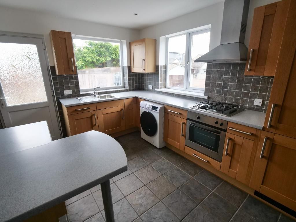 Property photo 2 of 10 Kitchen