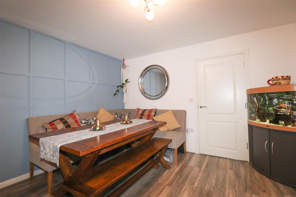 Property photo 3 of 16 Living/ Dining Room