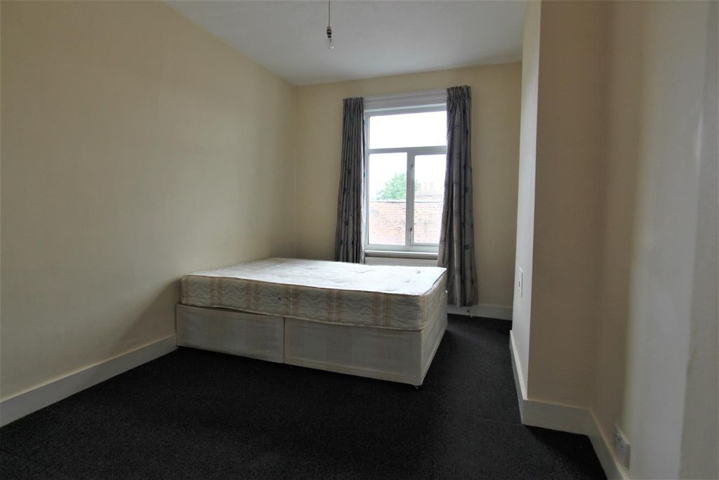 Property photo 3 of 10 Bed 1