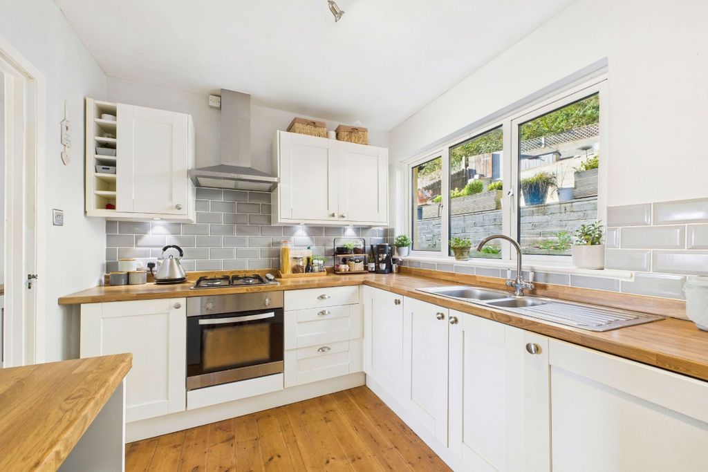 Property photo 3 of 25