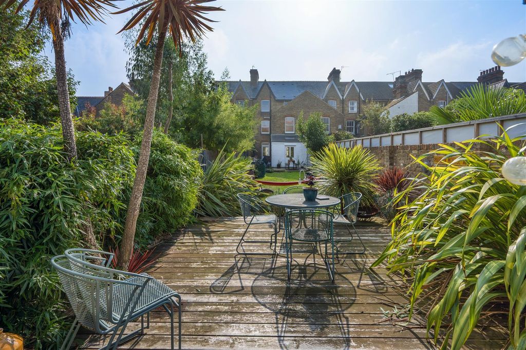 Property photo 3 of 23 Cromwell Road, Whitstable