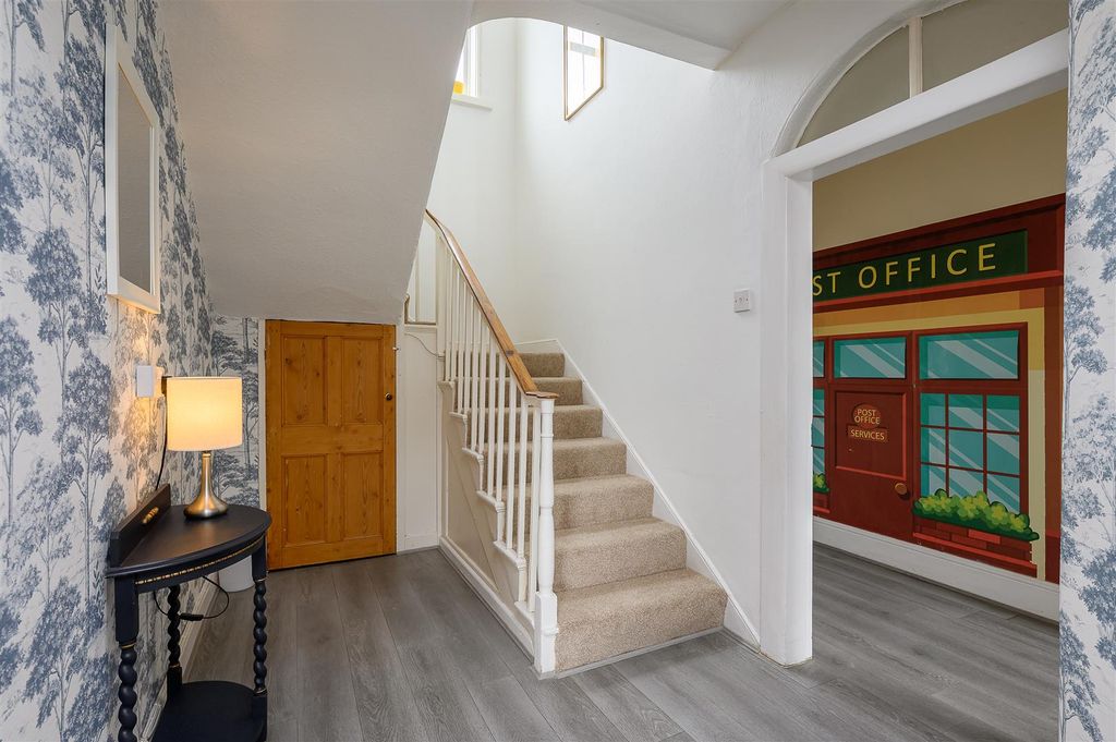 Property photo 3 of 34 Entrance Hall