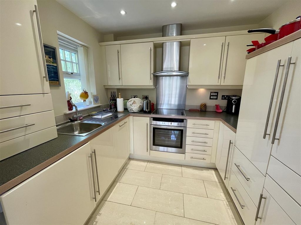 Property photo 2 of 9 Kitchen