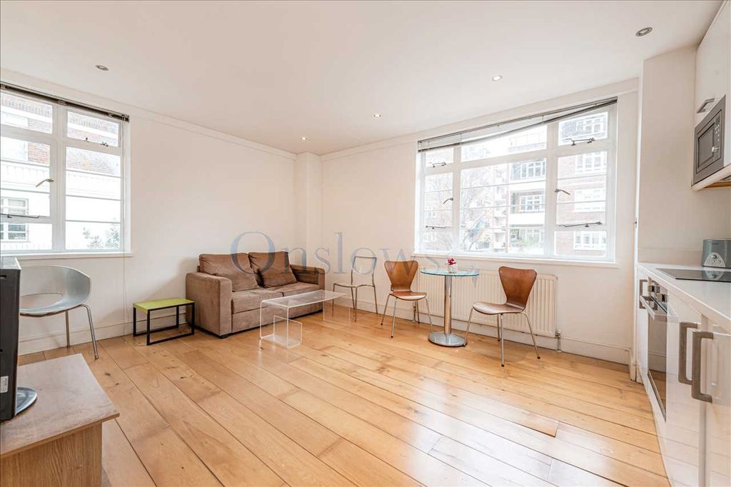 Property photo 2 of 11 Lounge