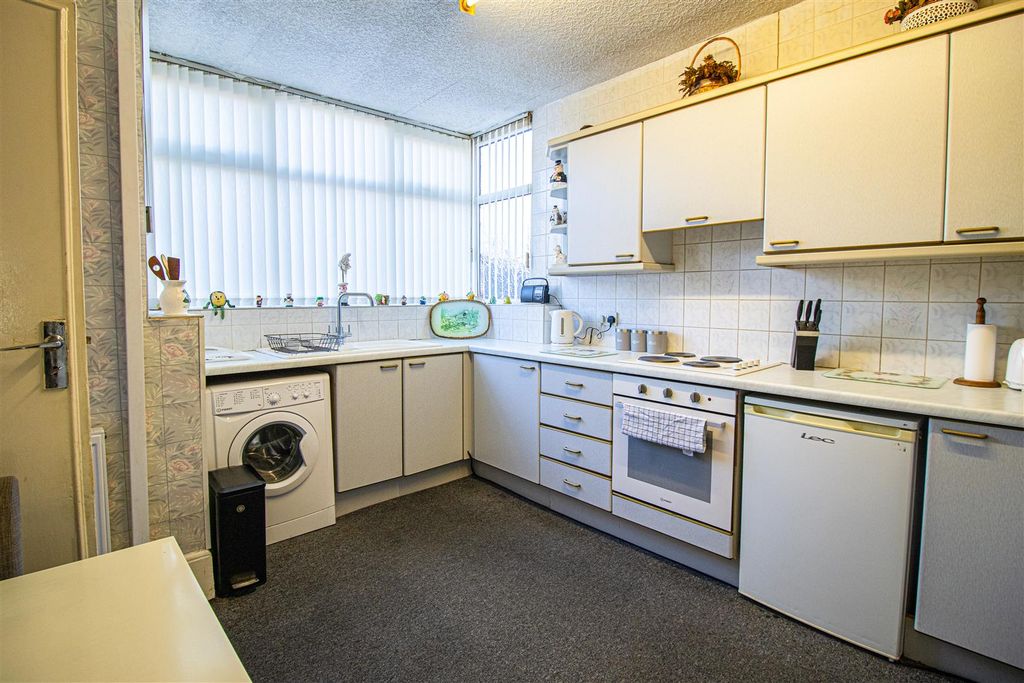 Property photo 3 of 7 Kitchen