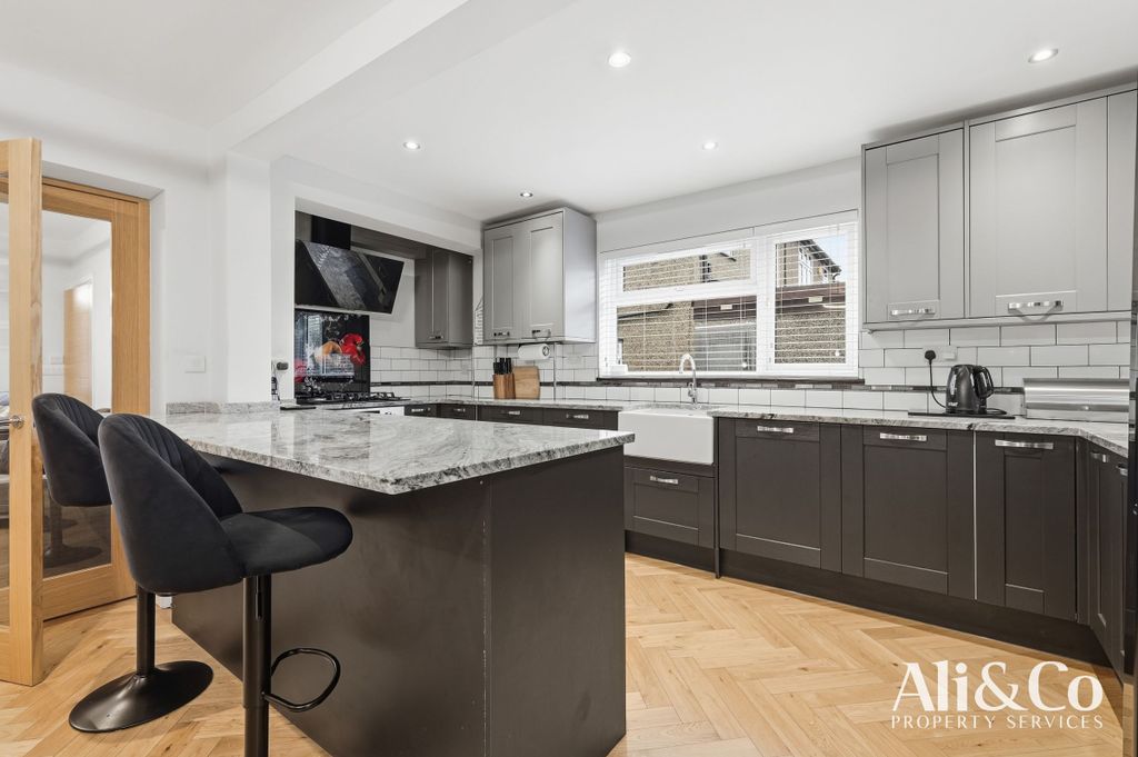 Property photo 2 of 33