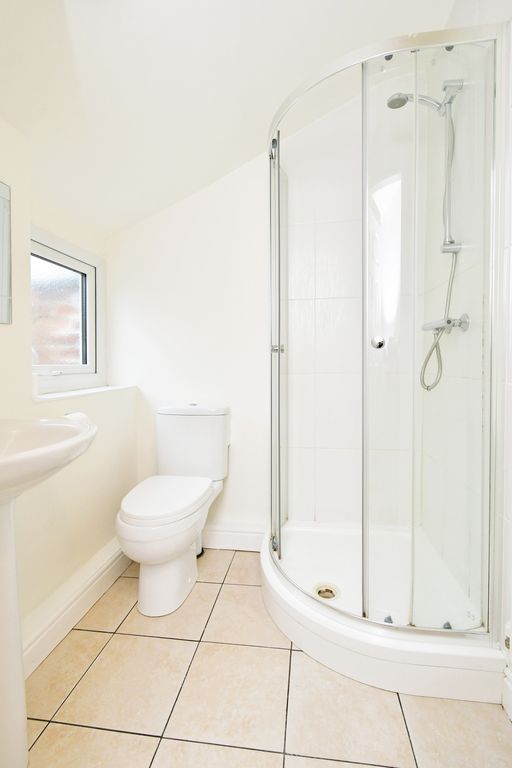 Property photo 2 of 18 Bathroom