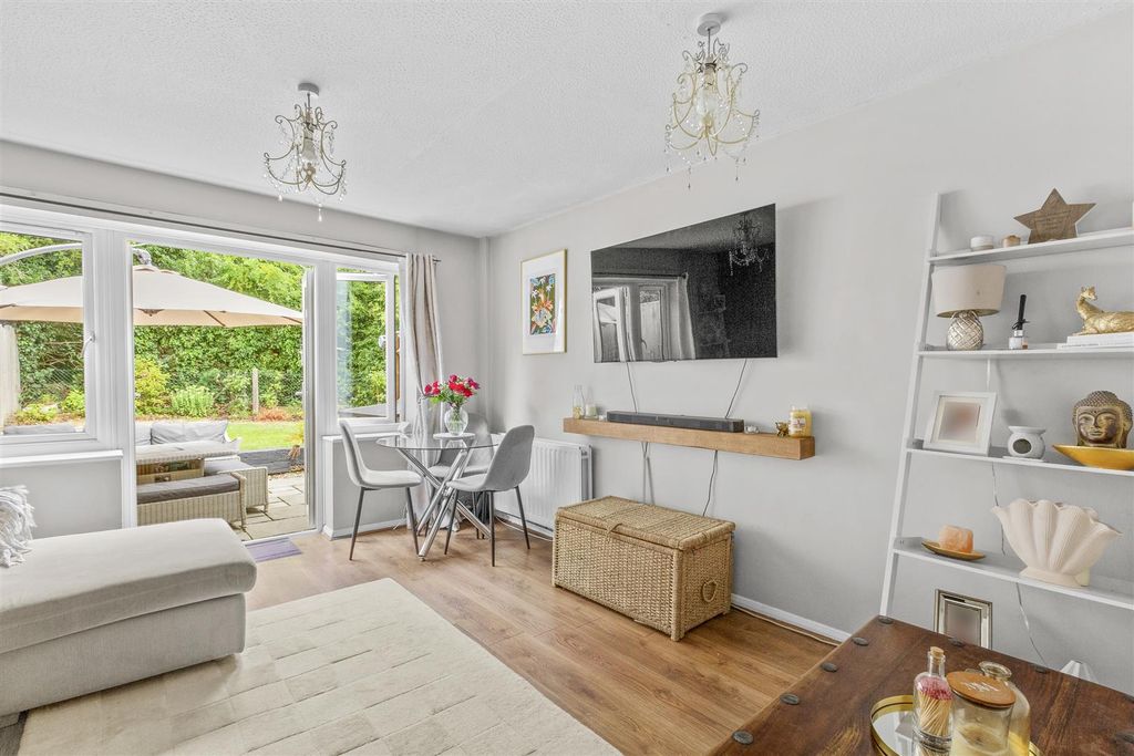 Property photo 2 of 14 20 Boughton Way, Hp6 6Pu-9.Jpg