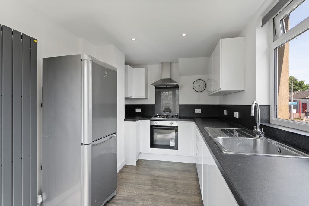 Property photo 2 of 15 2 Harrysmuir Road 14