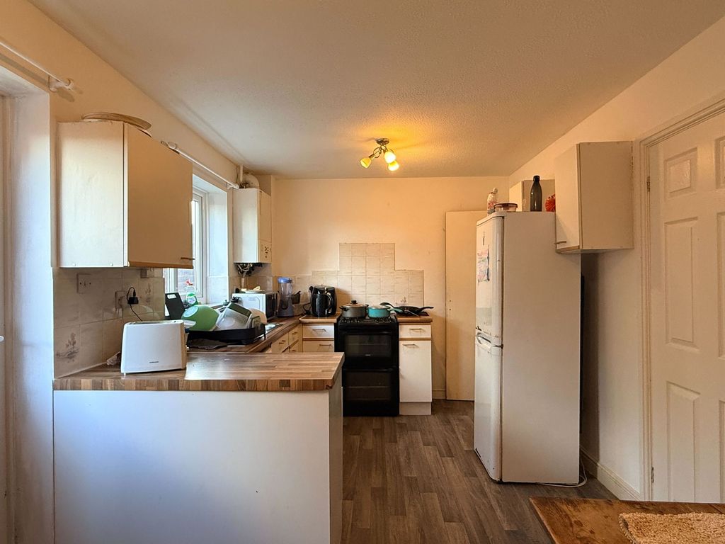 Property photo 3 of 6 Kitchen