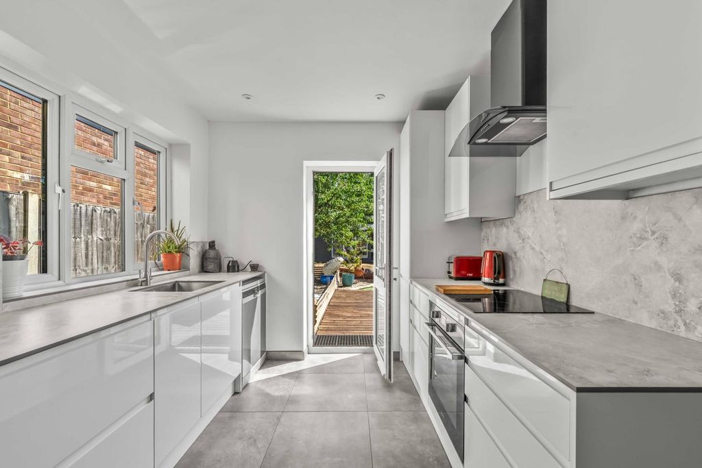 Property photo 3 of 26 36, Fontmell Park, Ashford Tw15 2Nw-22.Jpg